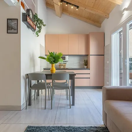 Guesthost - Bright With Patio & Parking Appartement *