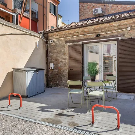 Guesthost - Bright With Patio & Parking * Ferrare