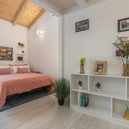 Guesthost - Bright With Patio & Parking Appartement Ferrare