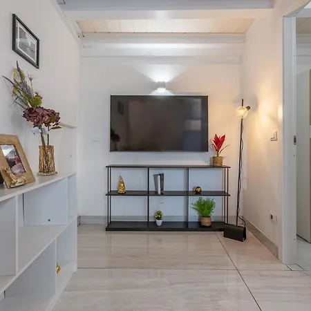Appartement Guesthost - Bright With Patio & Parking