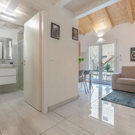 Apartamento Guesthost - Bright With Patio & Parking Ferrara