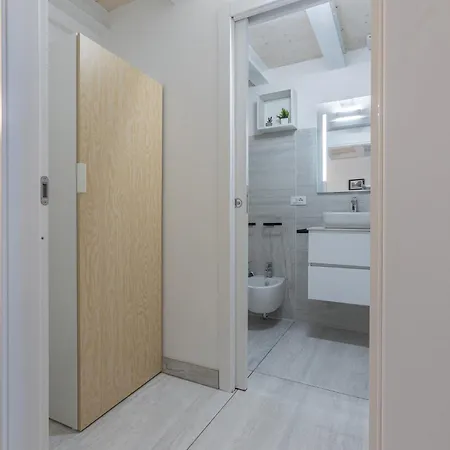 Guesthost - Bright With Patio & Parking Appartement *