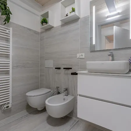 Guesthost - Bright With Patio & Parking Appartement Ferrare