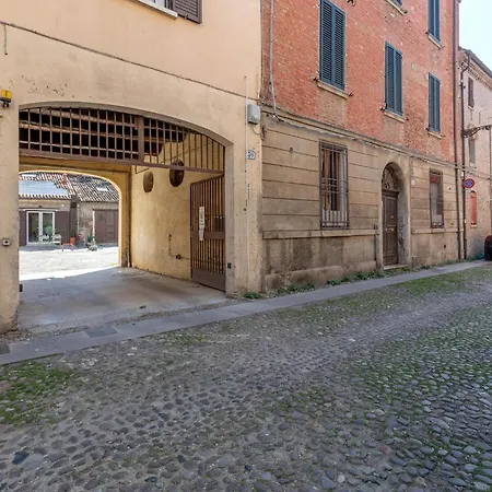 Guesthost - Bright With Patio & Parking Appartement *